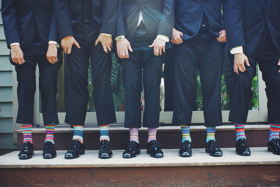 Zábavní muži v barevných ponožkách